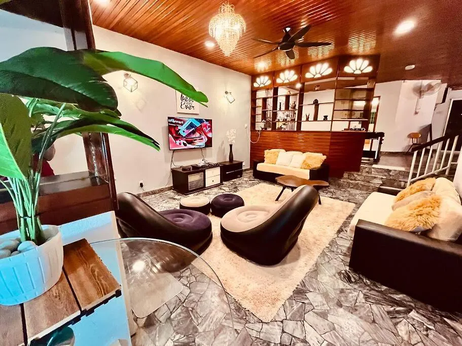 Luxury Private Pool Villa + Riverview Bbq Patio! George Town