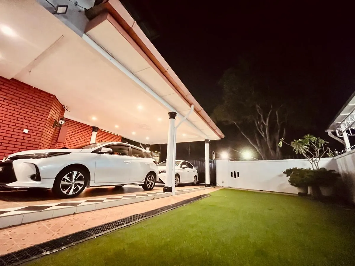 Luxury Private Pool Villa + Riverview Bbq Patio! George Town